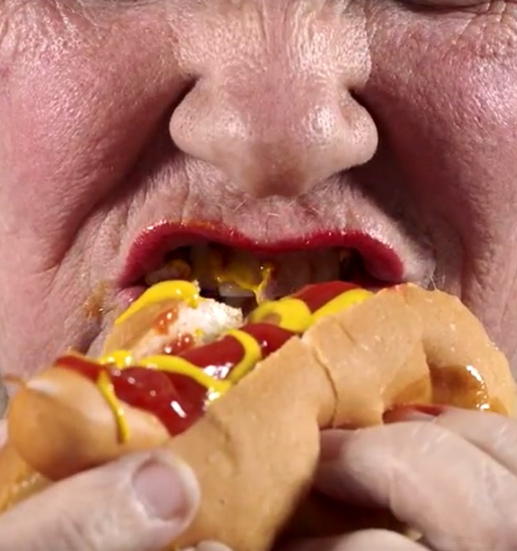 Õpetlik video: Teiste ees burgerit süüa on okei, rinnapiima mitte? Mõtle uuesti!