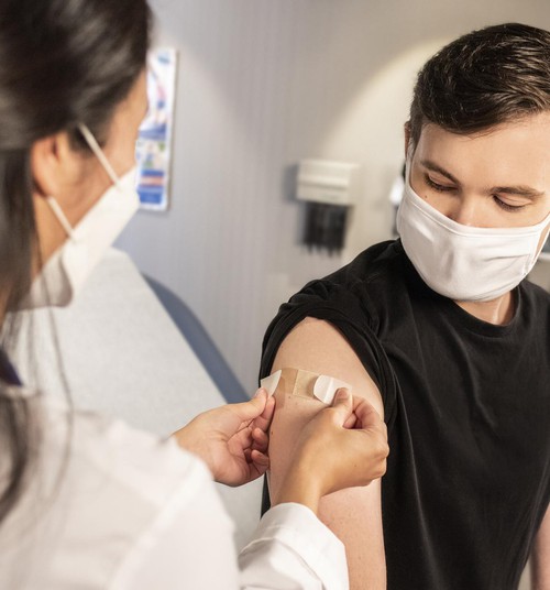 Eesti arstide ja õdede ühisavaldus: otsustusvõimelisi teismelisi võiks vaktsineerida ka vanemate nõusolekuta