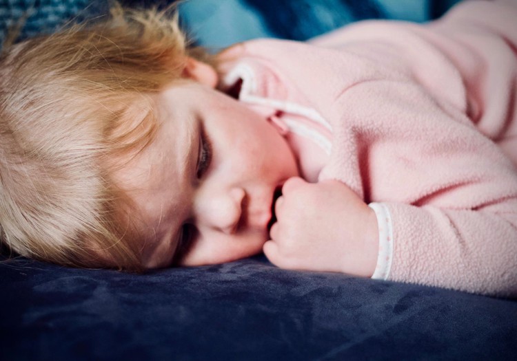 10 nõuannet, kuidas oma väikelaps paremini magama õpetada