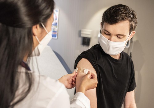 Eesti arstide ja õdede ühisavaldus: otsustusvõimelisi teismelisi võiks vaktsineerida ka vanemate nõusolekuta