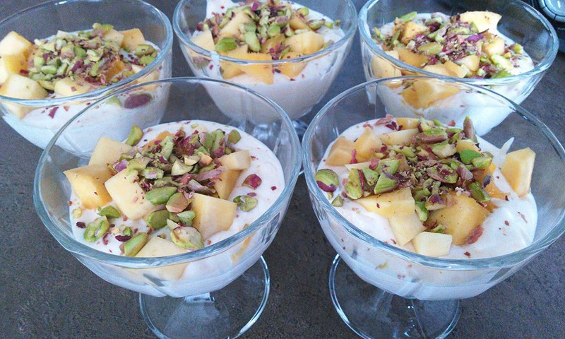 Kohupiima-jogurtikreem mango ja pistaatsiatega