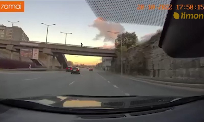 Politsei palub abi Lasnamäel Saarepiiga sillal lapse õhku riputanud mehe tuvastamisel