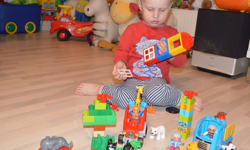 Sebastian mängib Lego Duploga