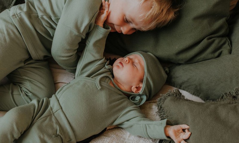 Eesti emad lõid uuendusmeelse ettevõtte, mis laenutab beebidele kapselgarderoobe