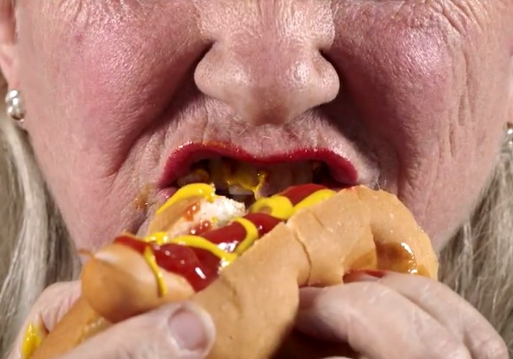 Õpetlik video: Teiste ees burgerit süüa on okei, rinnapiima mitte? Mõtle uuesti!