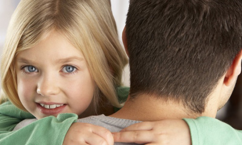 Uuring: Isad kohtlevad tütreid teistmoodi kui poegi