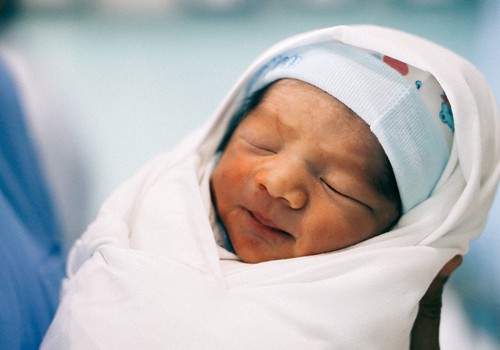 Miks antakse mõningatele beebidele sünnitusmajas piimasegu?