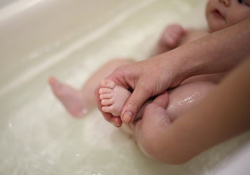 12 kasulikku nõuannet, kuidas beebit vannitada
