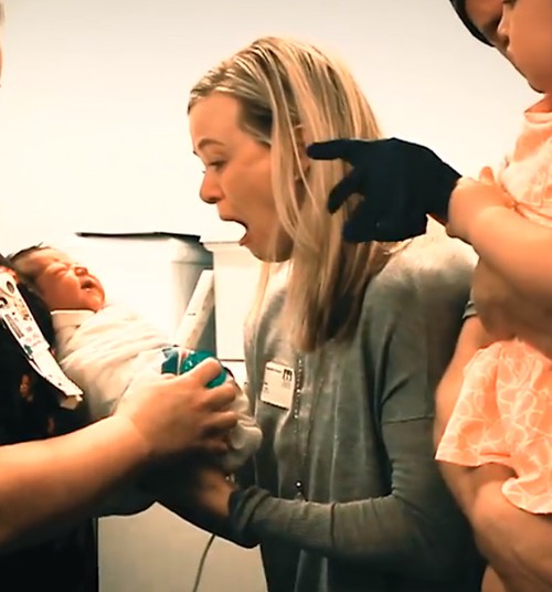 Video: Ema kohtub esimest korda oma tütrega, kelle sünni juures ta viibida ei saanud
