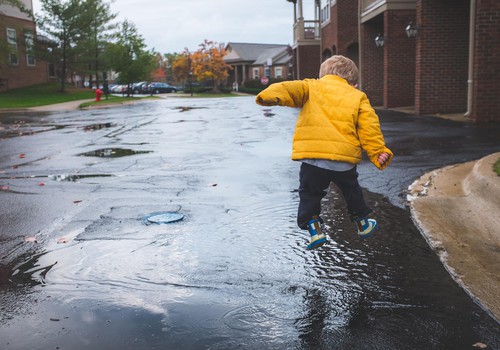 11 ideed, mida vihmasel päeval lastega kodus teha
