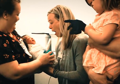 Video: Ema kohtub esimest korda oma tütrega, kelle sünni juures ta viibida ei saanud