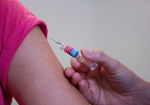 Suurbritannia koolitüdruk süüdistab halvatuses HPV vaktsiini, EMA lükkab ümber