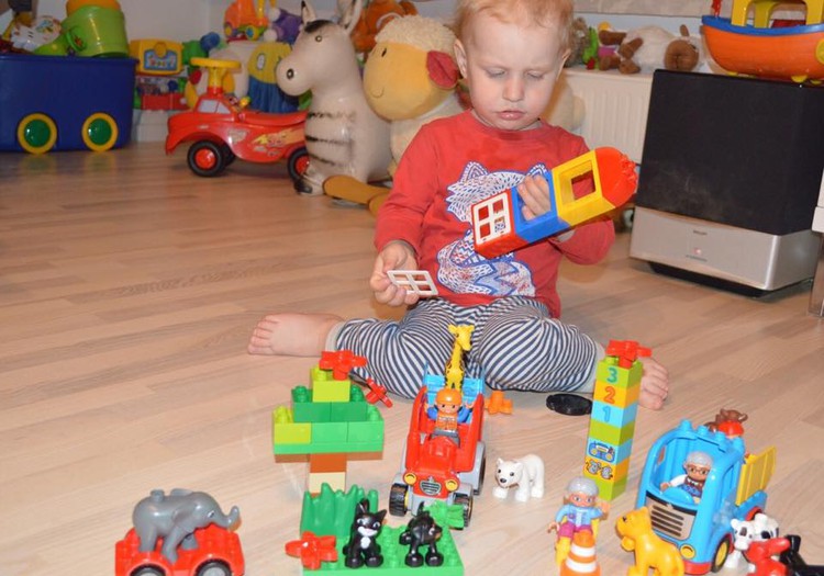 Sebastian mängib Lego Duploga