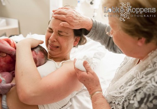 43 pilti, kus ema aitab oma tütart sünnitusel 