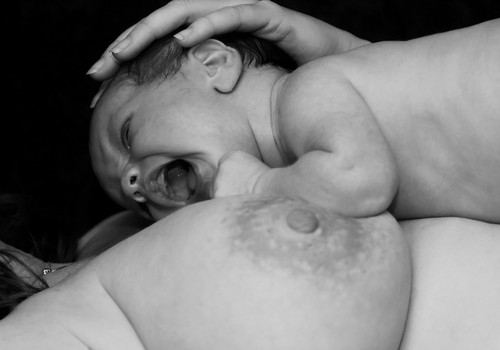 Mida see tähendab, kui beebit rinnale võttes hakkab ta paaniliselt nutma?