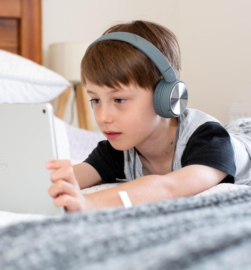 Kuidas kaitsta oma last kiusamise ja ohtliku sisu eest internetis?