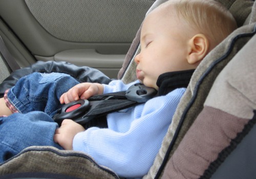 Hoiatav video: ära iialgi jäta last üksi autosse!