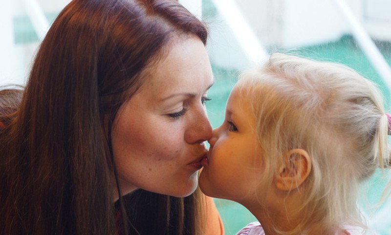 Psühholoogid arutlevad: kas oma last tohib huultele suudelda?