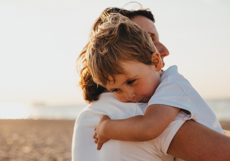 7 teaduslikult tõestatud põhjust, miks oma last rohkem kallistada