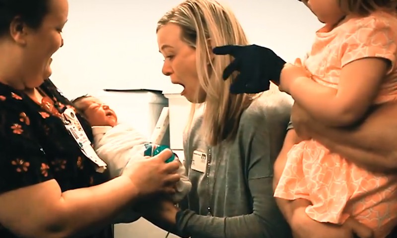 Video: Ema kohtub esimest korda oma tütrega, kelle sünni juures ta viibida ei saanud